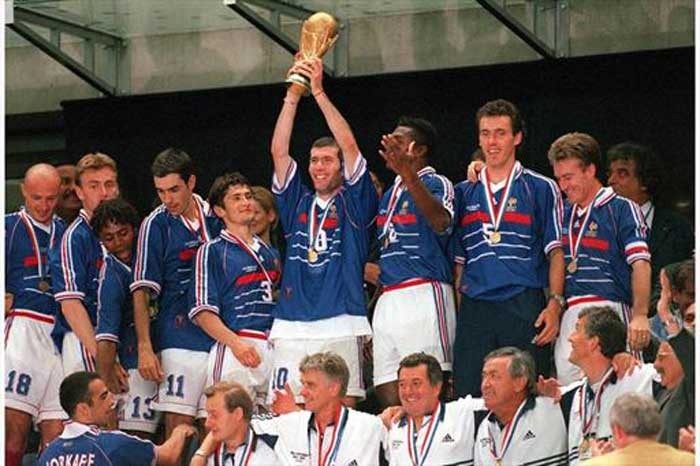 Đội tuyển bóng đá Pháp 1996 – 2001: Dưới sự dẫn dắt của Zinedine Zidane và Thierry Henry, Pháp vào tới bán kết EURO 1996, vô địch World Cup 1998 trên sân nhà, vô địch EURO 2000 và đoạt cúp Liên lục địa năm 2001.